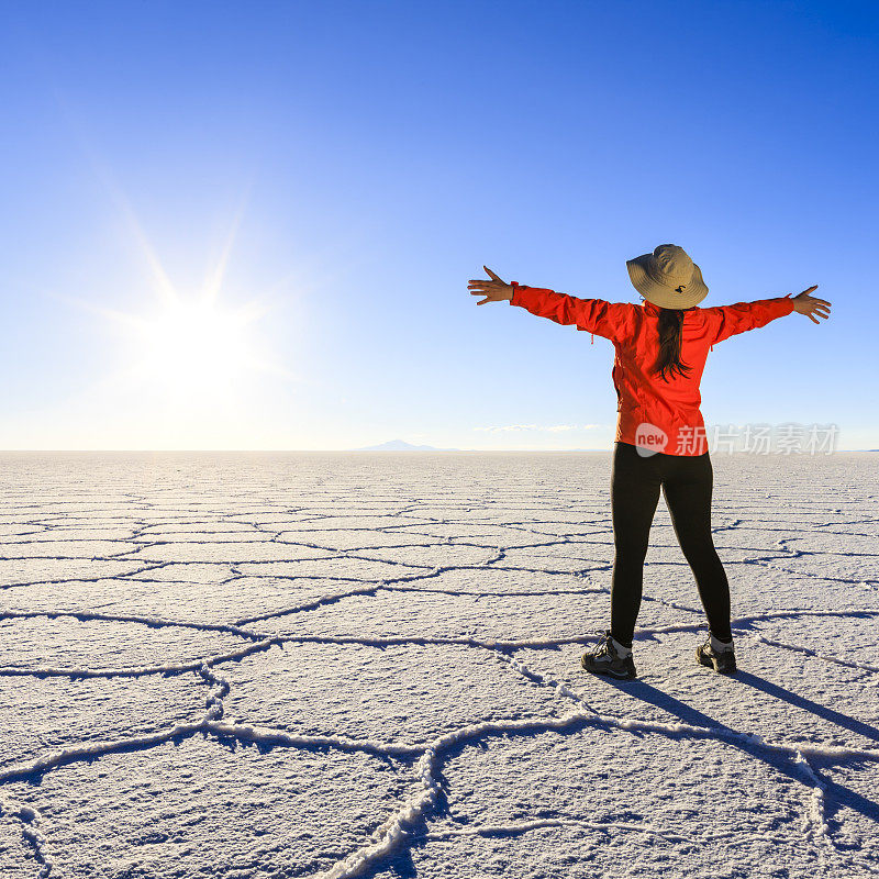 女游客在Salar de Uyuni, Altiplano，玻利维亚